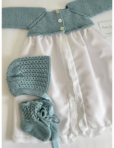 Faldón con ochos y tira bordada