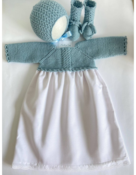 Faldón con ochos y tira bordada