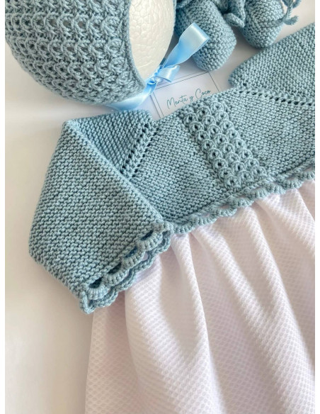 Faldón con ochos y tira bordada