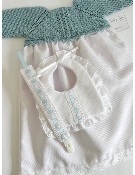 Faldón con ochos y tira bordada