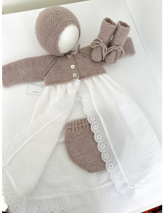 Faldón con puntilla y tira bordada