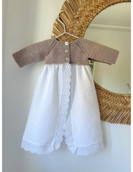 Faldón con puntilla y tira bordada