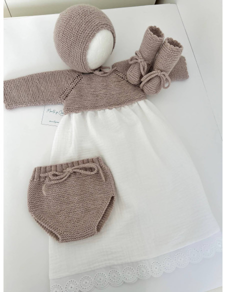 Faldón con puntilla y tira bordada