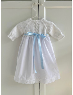 Faldón con lazo y tira bordada