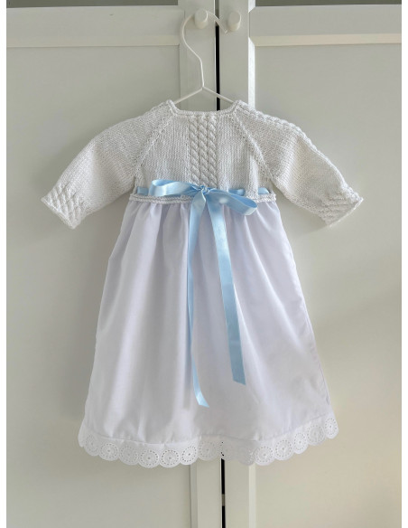 Faldón con lazo y tira bordada