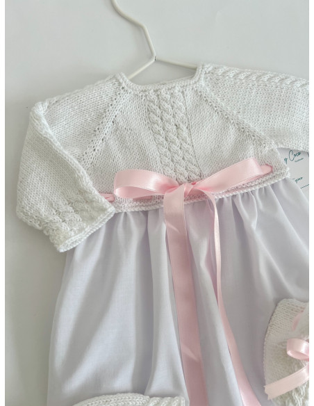 Faldón con lazo y tira bordada