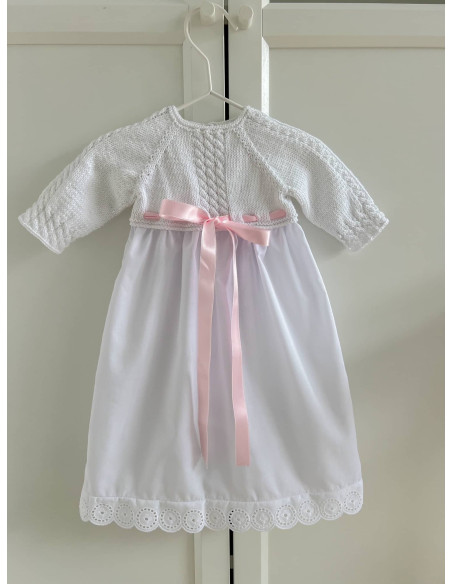 Faldón con lazo y tira bordada