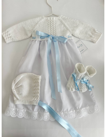 Faldón con lazo y tira bordada