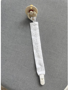 Chupetero de batista bordada