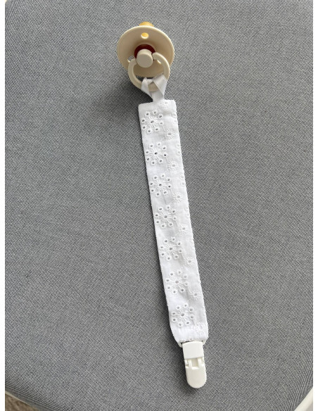 Chupetero de batista bordada