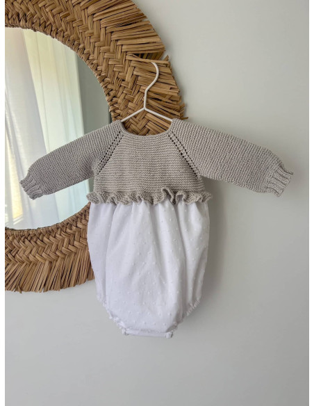 Pelele combinado con volante en el cuerpo