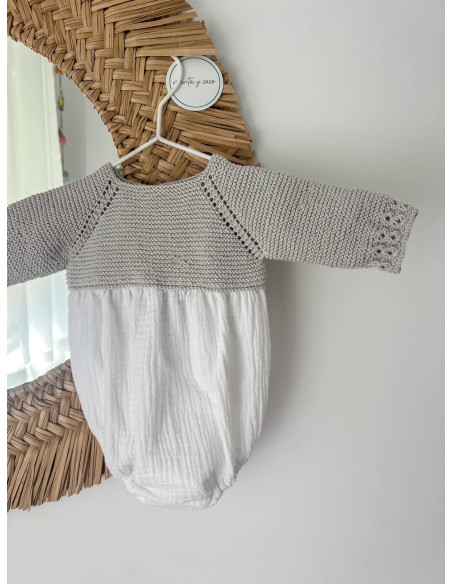 Pelele combinado con ochos en la manga