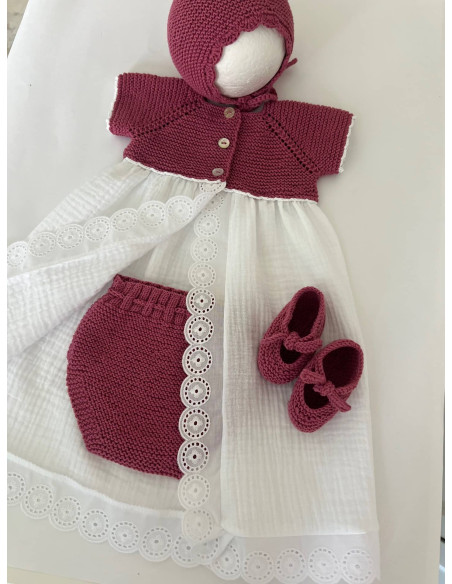 Faldón con puntilla y tira bordada