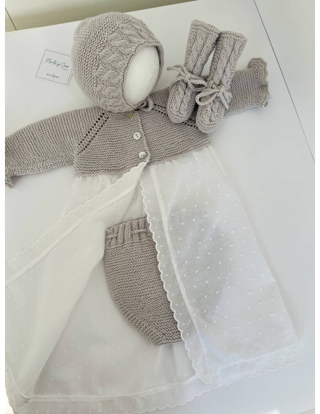 Faldón con trenzas y tira bordada