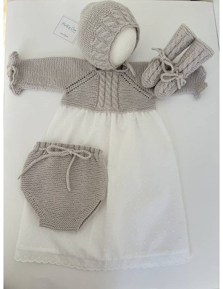 Faldón con trenzas y tira bordada