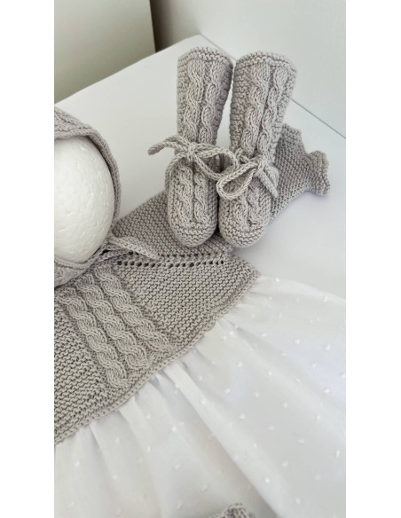 Faldón con trenzas y tira bordada