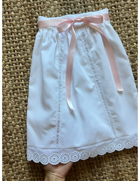 Faldón lazo con entredós y tira bordada