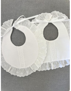 Babero con entredós