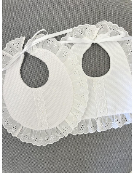 Babero con entredós