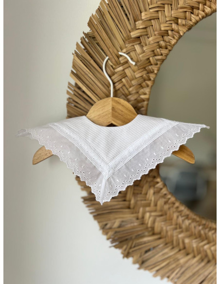 Babero entredós picos