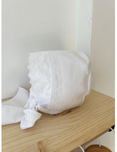 Capota entredós y tira bordada