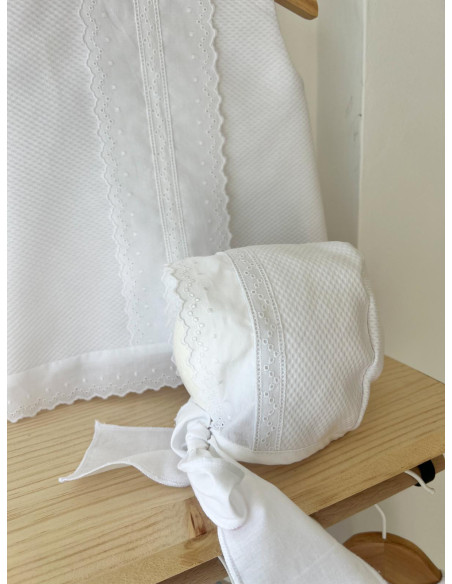 Capota entredós y tira bordada