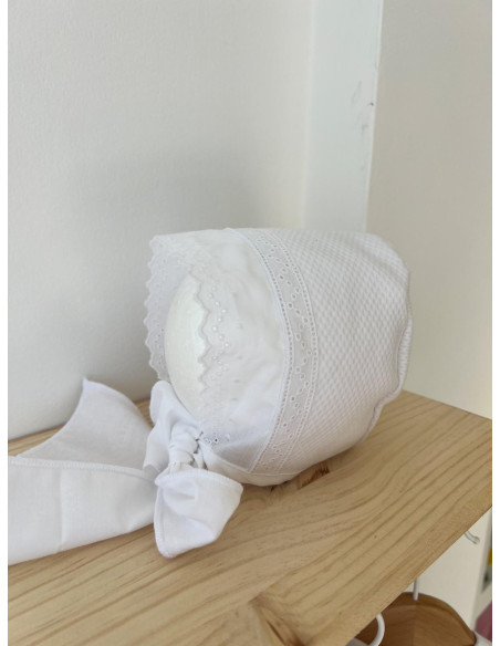 Capota entredós y tira bordada