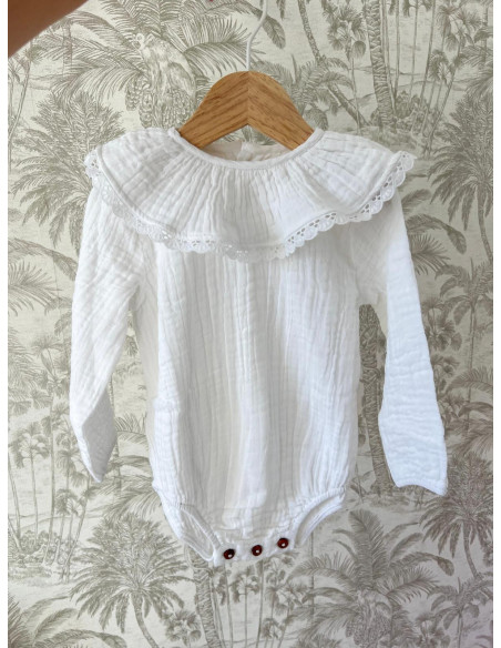 Pelele con tira bordada