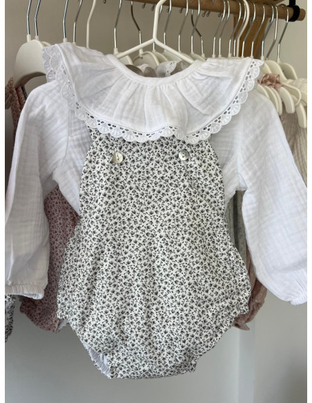 Pelele con tira bordada