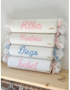 Cojín antivuelco con tira bordada