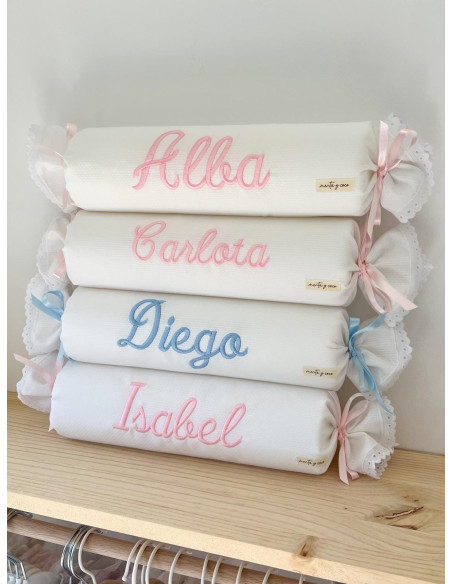 Cojín antivuelco con tira bordada