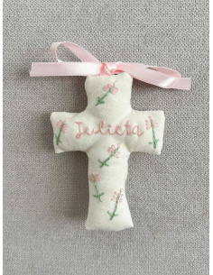 Cruz bordada hojas rosa bebé